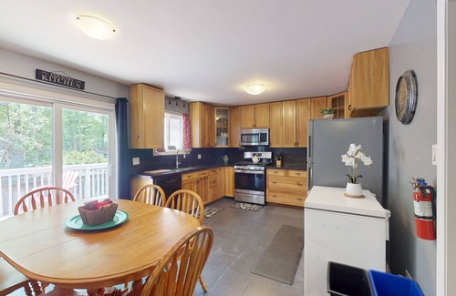 Wasaga Beach Casa | Charming bungalow steps to beach, fireplace, with deck & game room