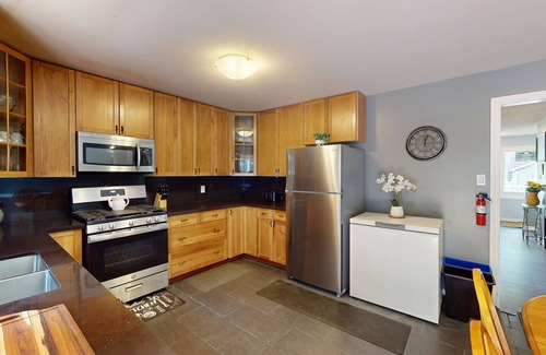 Wasaga Beach Casa | Charming bungalow steps to beach, fireplace, with deck & game room