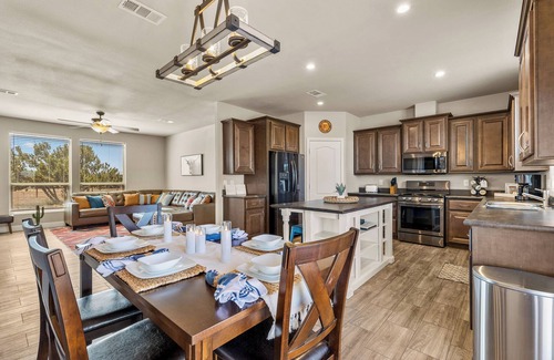 Williams Casa | Charming Cabin Close to Grand Canyon South Rim, Family Friendly, Telescope, Fun!