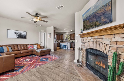 Williams Casa | Charming Cabin Close to Grand Canyon South Rim, Family Friendly, Telescope, Fun!