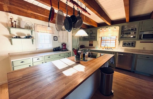 Burnsville Cabina | Charming Cabin Getaway in Burnsville