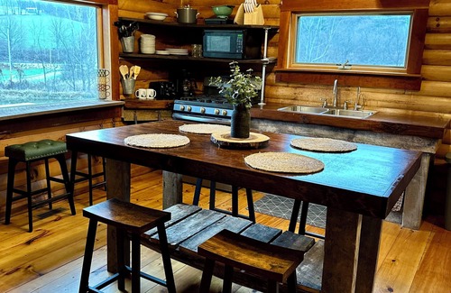 Coshocton Cabina | Charming Cabin Getaway with Pond, Kayaks + Creek