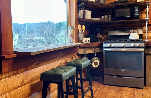 Coshocton Cabina | Charming Cabin Getaway with Pond, Kayaks + Creek