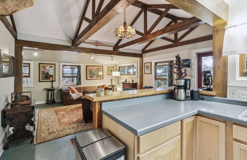 Hastings Cabaña | Charming 2-bdrm cabin in quaint Afton area with seasonal views of river!