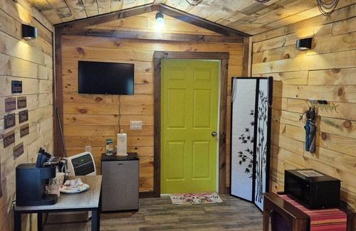 Watkins Glen Cabina | Charming cabin in delightful Watkins Glen with AC and beautiful surroundings.