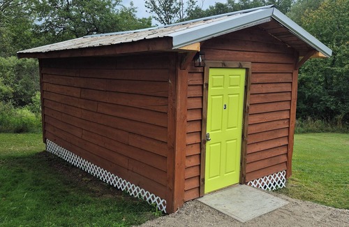 Watkins Glen Cabina | Charming cabin in delightful Watkins Glen with AC and beautiful surroundings.