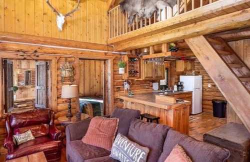 Livingston Cabina | Charming Cabin overlooking Beautiful Mountains. Watch the horses off the deck!