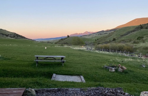 Livingston Cabina | Charming Cabin overlooking Beautiful Mountains. Watch the horses off the deck!
