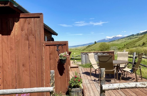 Livingston Cabina | Charming Cabin overlooking Beautiful Mountains. Watch the horses off the deck!