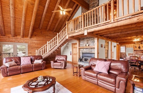 Tunkhannock Cabina | Charming Cabin Retreat - Hot Tub, Sauna + Pool!