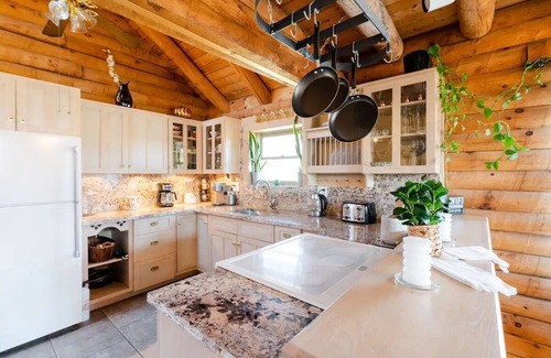 Tunkhannock Cabina | Charming Cabin Retreat - Hot Tub, Sauna + Pool!