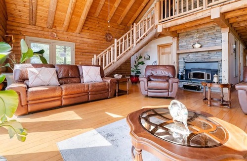 Tunkhannock Cabina | Charming Cabin Retreat - Hot Tub, Sauna + Pool!