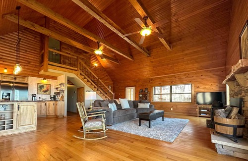 Mt. Sherman Cabina | Charming Cabin w/ Hot Tub, Fire Pit & Views!