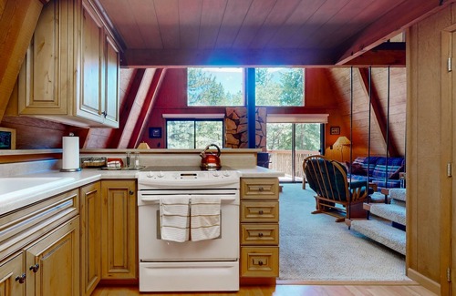 Blairsden-Graeagle Cabina | Charming Cabin with Deck and Yard Games and Mountain Views