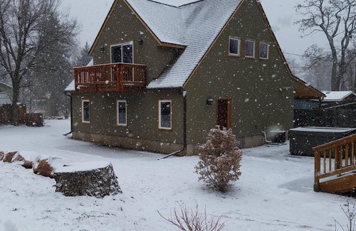 Lyons Apartamento | ¡Nuevo listado! Carro exclusivo para viajes de trabajo o placer.