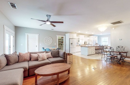 Midway Casa | Charming Centrally Located - Lake Access - Deck