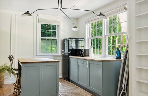 Lake Barcroft Casa | Charming chateau - huge yard close to DC