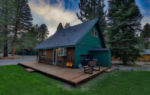 Tahoe Paradise Casa | Charming Cherokee Cabin - Secluded Stay for 6 Just 10 Minutes to Tahoe