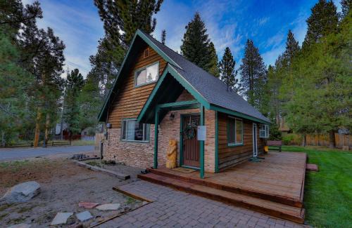 Tahoe Paradise Casa | Charming Cherokee Cabin - Secluded Stay for 6 Just 10 Minutes to Tahoe