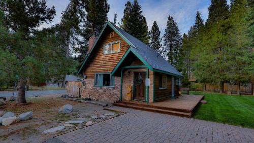 Tahoe Paradise Casa | Charming Cherokee Cabin - Secluded Stay for 6 Just 10 Minutes to Tahoe