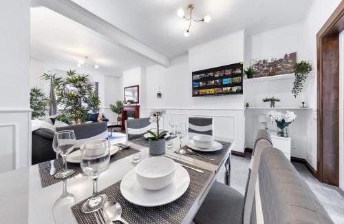 Bumble's Green Apartamento | Charming City Retreat,4 Bedroom House,Garden,Free Parking