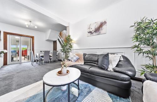 Bumble's Green Apartamento | Charming City Retreat,4 Bedroom House,Garden,Free Parking
