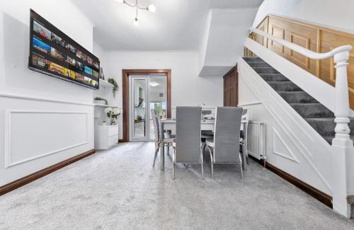 Bumble's Green Apartamento | Charming City Retreat,4 Bedroom House,Garden,Free Parking