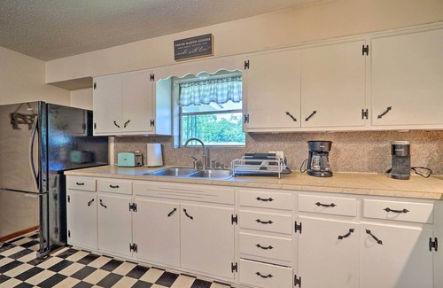 Clayton Casa | Charming Clayton Home ~ 4 Mi to Sardis Lake!