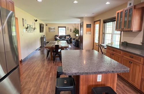 South Bloomingville Cabaña | Charming cottage, porch, patio, valley views, close to caves, in Hocking Hills