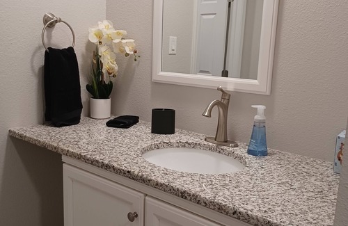 Northeast Heights Condominio | Charming condo centrally located with a garage, tastefully updated, pet friendly