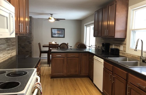 White Bear Lake Casa | Encantadora casa de campo con vistas desde el porche del lago Birch cerca de White Bear Lake Mn