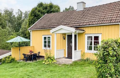 Virserum Casa | Charming Cottage by Lake in Torsebo
