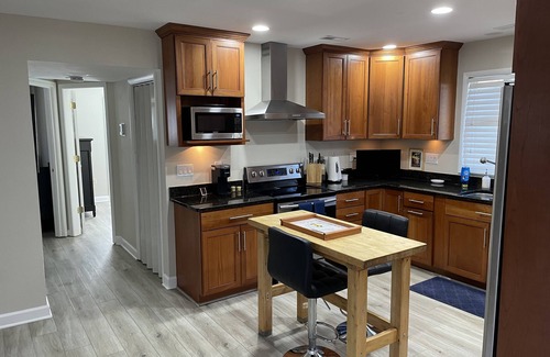 Arundel on the Bay Casa | Charming Cottage by the Bay with Hot Tub, Gourmet Kitchen & Community Beach