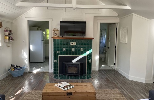 Eastsound Cabaña | Charming Cottage hidden in town!