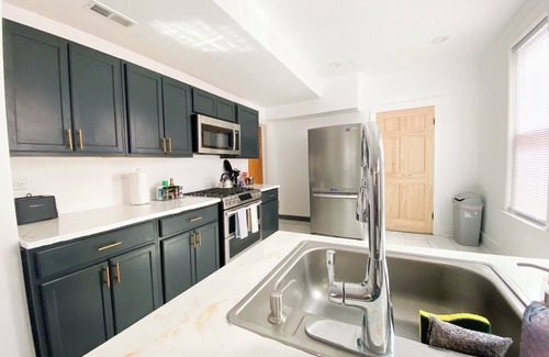 Tri-Taylor Apartamento | Charming Cottage Home Near Little Italy & UIC