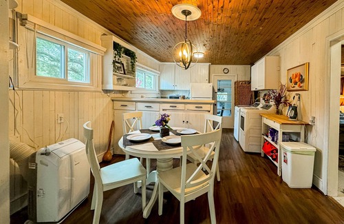 Shallotte Casa | Charming cottage on Saucepan Creek near Ocean Isle beaches with hot tub