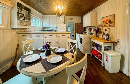Shallotte Casa | Charming cottage on Saucepan Creek near Ocean Isle beaches with hot tub