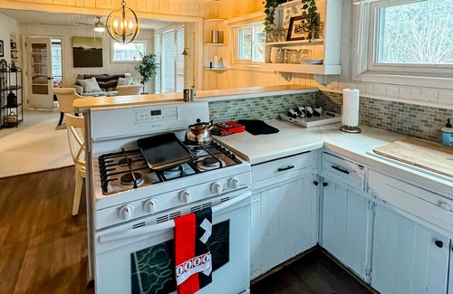 Shallotte Casa | Charming cottage on Saucepan Creek near Ocean Isle beaches with hot tub