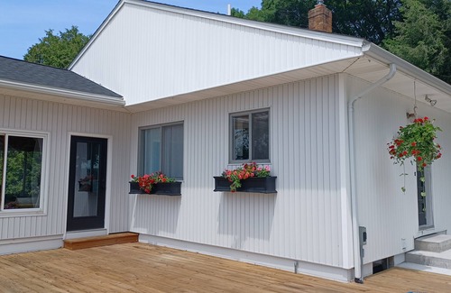 Shelby Cabaña | Charming Cottage on Stony Lake in Shelby, Michigan with AC, WiFi