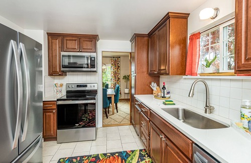 Port Angeles Cabaña | Charming Cottage Retreat - with Hot Tub, Sauna & 5 min walk to town!