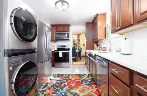 Port Angeles Cabaña | Charming Cottage Retreat - with Hot Tub, Sauna & 5 min walk to town!