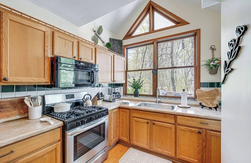 Elkhorn Casa | Charming Cottage: Steps to Lake Wandawega!