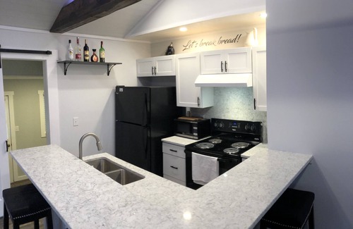Union Mills Cabaña | Charming Cottage with your own Sunrise Mountain Chapel.