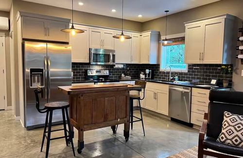 Austinville Cabaña | Charming Cottage on the Edge – Peaceful Retreat Near Steamboat Rock
