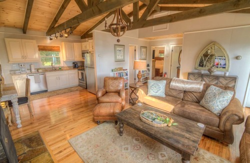 Blowing Rock Cabaña | Encantadora casa de campo con grandes vistas, chimenea de piedra, parrillas, recientemente renovado, admite perros