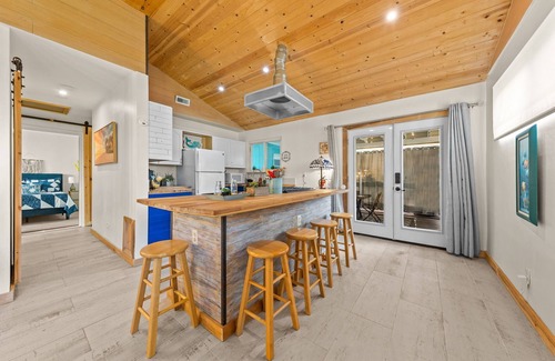 Bayview Cabaña | Charming cottage with fenced backyard 2 blocks from the beach