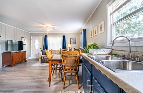 Madison Casa | Charming Cottage with Trees Galore