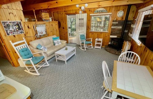 Ocean Point Casa | Charming Cottage with Spacious Deck & Sunroom on Ocean Point