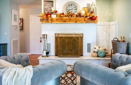 Chickamauga Casa | Charming Cottage with Hot Tub 15 Mi to Chattanooga!