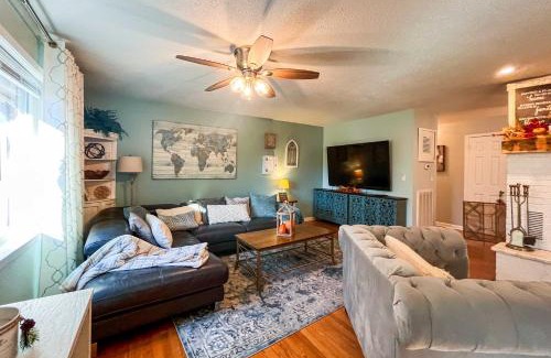 Chickamauga Casa | Charming Cottage with Hot Tub 15 Mi to Chattanooga!